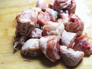 2、照烧鸡腿煲,斩成小块。