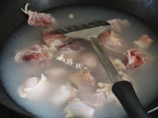 3、照烧鸡腿煲,冷水入锅，水开后就关火，不要等水烧开再下鸡腿进去烫，冷水能慢慢将鸡腿中的血水激出来。鸡腿捞出来用常温水冲洗干净，沥干水分。