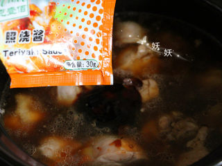 7、照烧鸡腿煲,将炒出香味的鸡腿倒入砂锅，加入料酒，老抽，两包照烧酱和适量的开水，小火焖煮半小时。