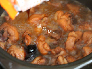 8、照烧鸡腿煲,大约半小时后再加入一包照烧酱。