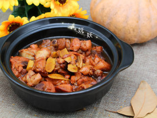 10、照烧鸡腿煲,照烧酱口味偏甜，孩子爱吃甜味，基本都狂爱这个味道，汤汁浓郁厚重，拌饭吃也好有味。