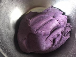 3、抹茶紫薯蛋黄酥,搅拌好的紫薯泥很细腻