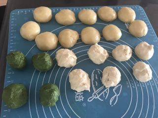 7、抹茶紫薯蛋黄酥,油皮跟油酥平均分成4个，油皮大概51克一个，油酥大概39克一个，用保鲜膜盖好，别看我这里的数量哈，方子里的数量是8个蛋黄酥