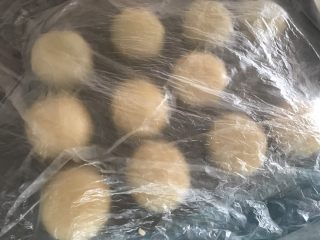 10、抹茶紫薯蛋黄酥,依次全部做好，保鲜膜，保鲜膜，保鲜膜重要的事情说三遍