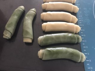 13、抹茶紫薯蛋黄酥,按照先后顺序全部做完，因为按照顺序做可以让面团有时间醒一下。盖上保鲜膜