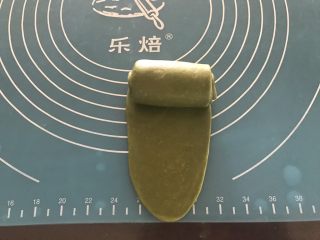 15、抹茶紫薯蛋黄酥,由上至下卷起