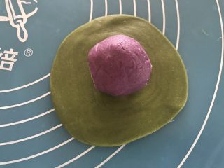 19、抹茶紫薯蛋黄酥,包上紫薯球