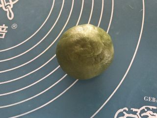 21、抹茶紫薯蛋黄酥,收口 ，然后收口朝下摆放烤盘上