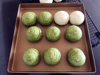 23、抹茶紫薯蛋黄酥,出炉网架放凉