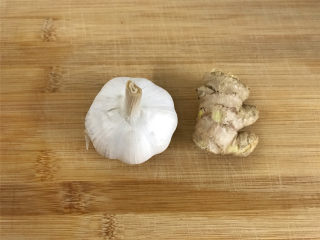 3、红烧鲶鱼,准备好大蒜和老姜。