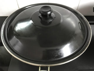 8、红烧鲶鱼,放入1勺食用油，（鲶鱼不能用油爆，煮的过程中再放油这样肉就软嫩）后大火转中小火。