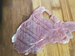 2、里脊肉烤菜花,猪肉切大片后，用刀背拍松