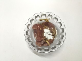3、里脊肉烤菜花,处理好的猪肉，放在碗里加入姜，料酒，少许盐，烧烤汁，毫油，生粉抓均匀