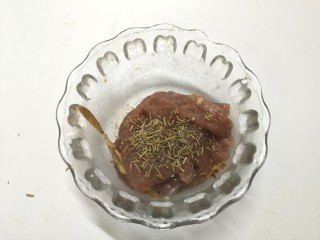 4、里脊肉烤菜花,放入适量迷迭香末（可以不放），淹制15分钟