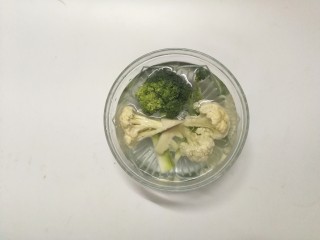 5、里脊肉烤菜花,菜花放在淡盐水里浸泡片刻，主要是泡去里面的小虫子