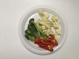 6、里脊肉烤菜花,洗干净以后，切小朵，红椒也切小条