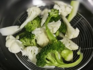 7、里脊肉烤菜花,菜花焯水，捞出沥干