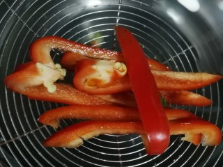 8、里脊肉烤菜花,红甜椒也焯水，捞出沥干