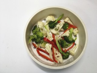 9、里脊肉烤菜花,撒少许盐拌均匀