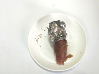11、里脊肉烤菜花,做好的肉卷，用锡箔纸包住菜花部份，防止烤的时候烤焦了