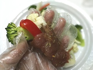 10、里脊肉烤菜花,取一块肉片，包入蔬菜，用牙签扎紧收口处