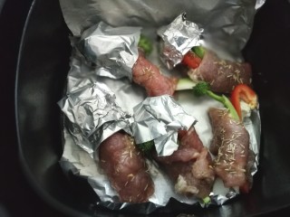 12、里脊肉烤菜花,依次做好，放入预热好的空气炸锅，(用烤箱烤也是同样的方法)，有一棵没包，最后烤焦了！