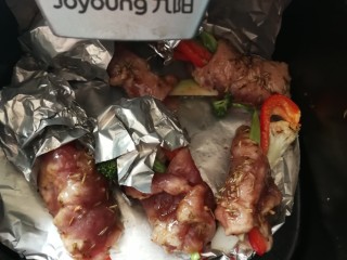 14、里脊肉烤菜花,烤的途中拉开炸篮，刷一层玉米油和烤汁，这样烤出来比较香