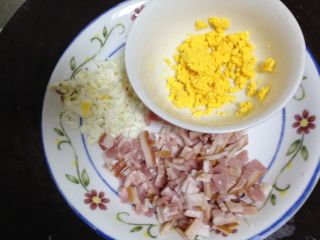 1、彩色饭团,培根切丁，鸡蛋剥出蛋黄压碎，蛋清切碎