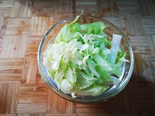 4、鸡蛋柿子意面+蔬菜沙拉+热牛奶,西生菜切丝备用