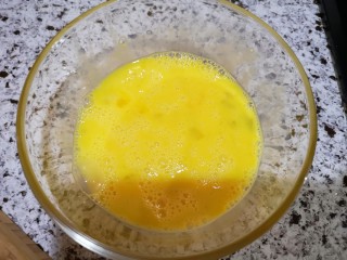 9、鸡蛋柿子意面+蔬菜沙拉+热牛奶,鸡蛋打散备用