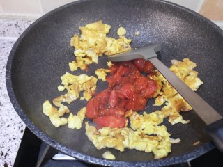 11、鸡蛋柿子意面+蔬菜沙拉+热牛奶,鸡蛋炒出酥皮时放入刚刚炒完的西红柿一起翻炒