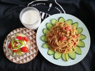 13、鸡蛋柿子意面+蔬菜沙拉+热牛奶,美味又营养的意大利面做好啦