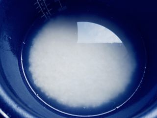 3、“属”于你—卡通儿童餐,在冷水中淘洗几次，按刻度加适量的水，浸泡十分钟左右。因为这种袋装的本身已经淘洗干净了，所以简单洗两次就可以了。