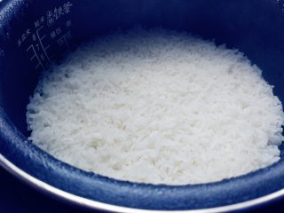 4、“属”于你—卡通儿童餐,选择正常的软硬度，启动米饭程序，完成后断电，不开盖稍焖十分钟