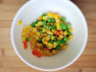 6、“属”于你—卡通儿童餐,准备好什锦菜。如果没有，可以按个人喜好准备青豆、胡萝卜丁、玉米粒或者西兰花等时蔬