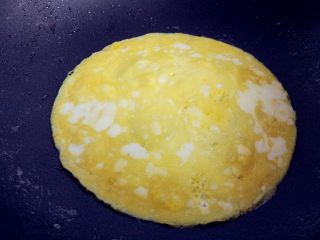 7、“属”于你—卡通儿童餐,鸡蛋加盐打散，热锅热油，倒入锅内， 小火摊成饼，取出晾凉