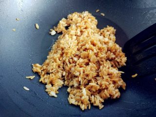 11、“属”于你—卡通儿童餐, 取适量米饭，在热锅热油中加少许酱油，炒匀后盛出稍晾凉