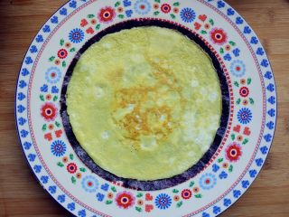 9、“属”于你—卡通儿童餐,将做好的鸡蛋饼放在中间