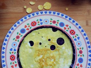 10、“属”于你—卡通儿童餐,用裱花嘴或其他圆形切花工具，模仿奶酪的样子，刻出图案