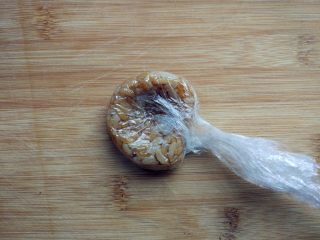 13、“属”于你—卡通儿童餐,同样的操作，在中间用指肚压一下，形成耳朵的形状