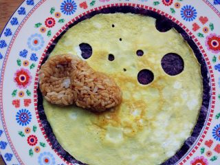 14、“属”于你—卡通儿童餐,在盘中选择恰当位置摆好