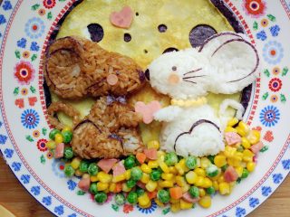 22、“属”于你—卡通儿童餐,用牙签在奶酪片上画小圆圈，然后用镊子将“珠子”摆在白色小鼠的颈部，做成项链。同时为另一只小鼠剪出颈部蝴蝶结就可以了