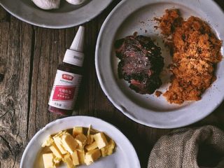 1、简单版 红丝绒麻薯蛋黄酥,准备材料