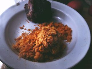 3、简单版 红丝绒麻薯蛋黄酥,裹上肉松备用