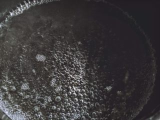 4、简单版 红丝绒麻薯蛋黄酥,锅内放入水烧开，放入汤圆