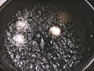 5、简单版 红丝绒麻薯蛋黄酥,煮熟(汤圆浮上水面就差不多了)，取出备用