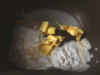 6、简单版 红丝绒麻薯蛋黄酥,将油皮材料一起放入面包机