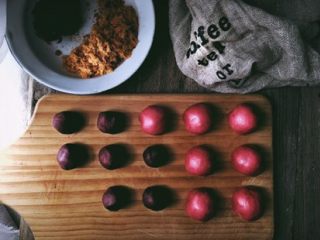 7、简单版 红丝绒麻薯蛋黄酥,将面团各分成7份(平均分)