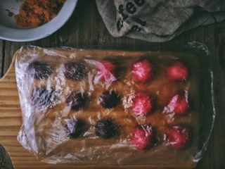 8、简单版 红丝绒麻薯蛋黄酥,不用的面团一定要用保鲜袋盖住 防止水份蒸发 不然不好操作