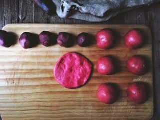 9、简单版 红丝绒麻薯蛋黄酥,取一个水油团压扁